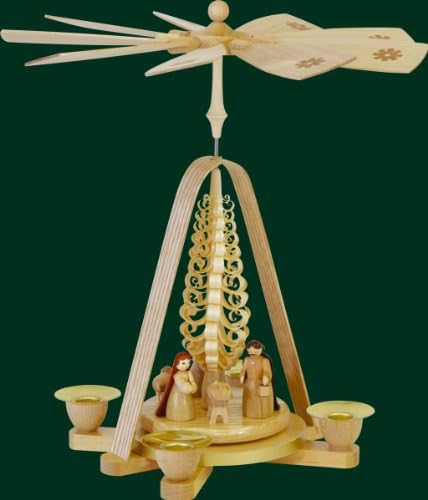 Almanya'da El Yapımı Kutsal Aile Doğum Sahnesi ile Alman Noel Piramidi